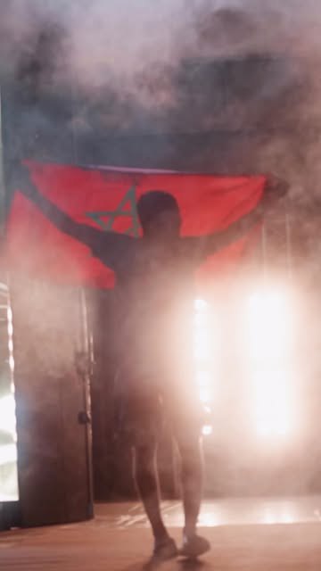 Entrée de Bilal Labid, drapeau à la main